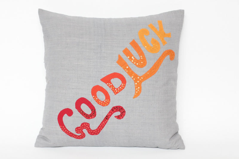 COUSSIN 'GOOD LUCK' GRIS